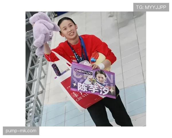 陈芋汐训练完随手啃个苹果，这自律程度真的服了